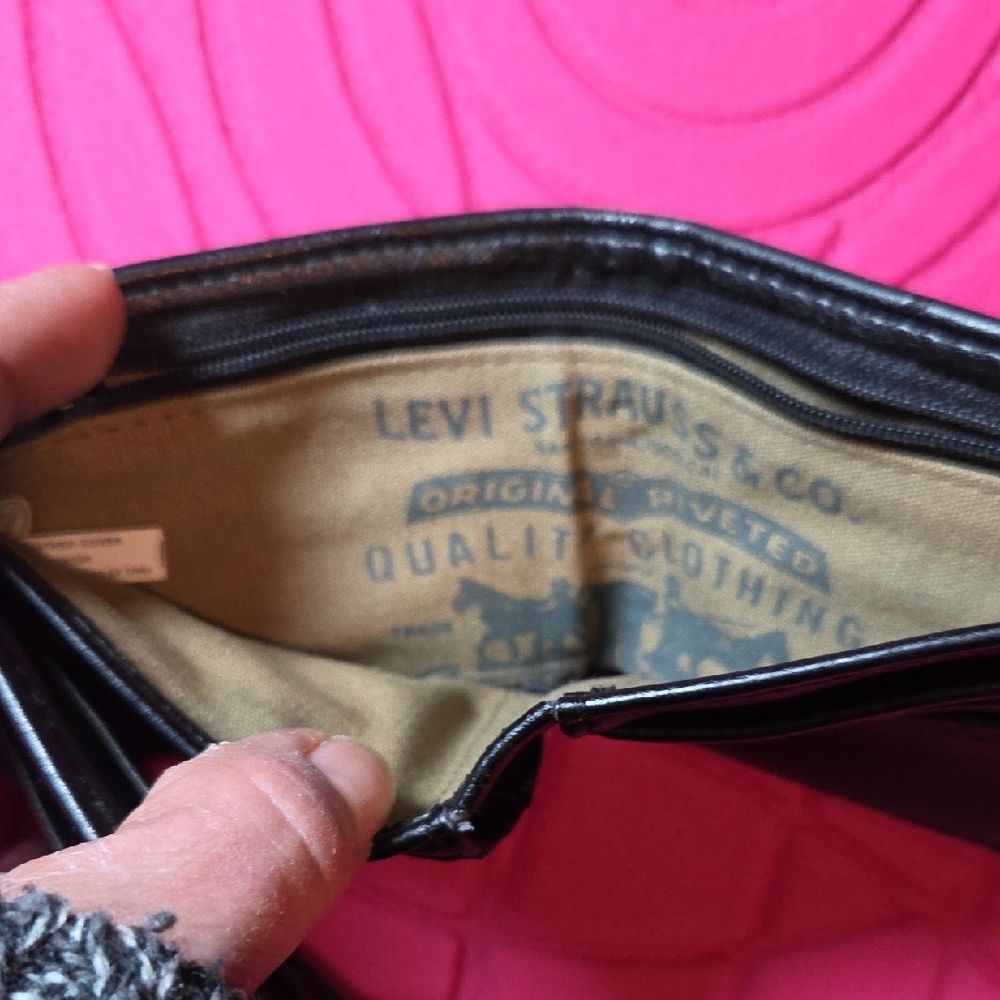 Levi's Classic Black Leather Wallet - Picture 4 of 4